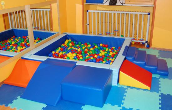 Piscina quadrata con elementi accostabili mediante velcro (palline