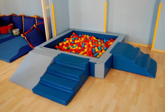 Piscina quadrata con elementi accostabili mediante velcro (palline