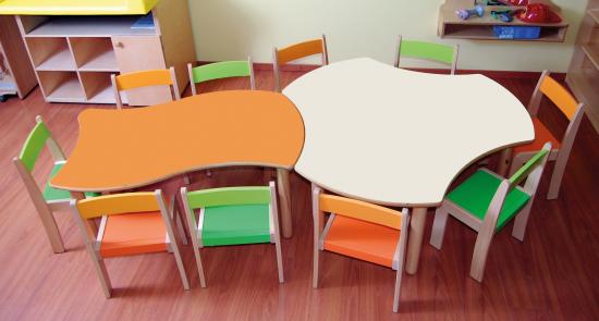Kit risparmio materna: tavolo esatondo e tavolo sagomato 10 ... Sedie colorate legno